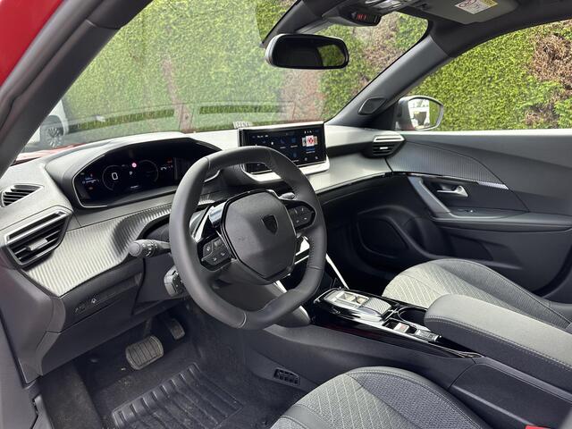 Peugeot 2008 1.2 Hybrid 145 PK Allure | Automaat Hybride | BOUWJAAR 2026 DEMO MET ¤6.000 VOORDEEL | 360 Graden Camera | Dode Hoek Detectie | Parkeersensoren V+A | Hoge Zitpositie | Climate Control | Stoelverwarming | Navigatie via Telefoon | Dakrails | Cruise Control 