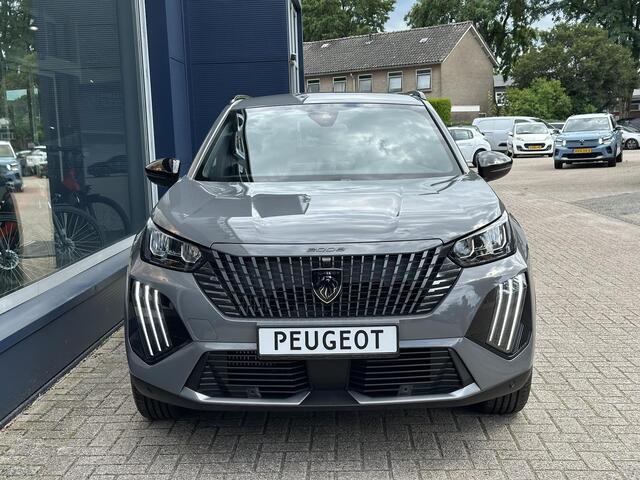 Peugeot 2008 1.2 Hybrid 145 PK Allure | Automaat Hybride | BOUWJAAR 2026 DEMO MET ¤6.000 VOORDEEL | 360 Graden Camera | Dode Hoek Detectie | Parkeersensoren V+A | Hoge Zitpositie | Climate Control | Stoelverwarming | Navigatie via Telefoon | Dakrails | Cruise Control 