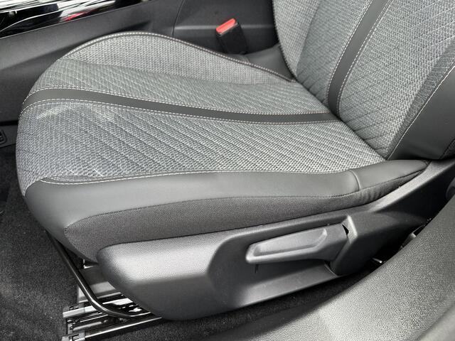 Peugeot 2008 1.2 Hybrid 145 PK Allure | Automaat Hybride | BOUWJAAR 2026 DEMO MET ¤6.000 VOORDEEL | 360 Graden Camera | Dode Hoek Detectie | Parkeersensoren V+A | Hoge Zitpositie | Climate Control | Stoelverwarming | Navigatie via Telefoon | Dakrails | Cruise Control 