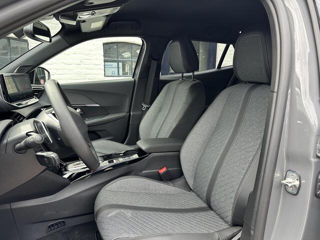 Peugeot 2008 1.2 Hybrid 145 PK Allure | Automaat Hybride | BOUWJAAR 2026 DEMO MET ¤6.000 VOORDEEL | 360 Graden Camera | Dode Hoek Detectie | Parkeersensoren V+A | Hoge Zitpositie | Climate Control | Stoelverwarming | Navigatie via Telefoon | Dakrails | Cruise Control 