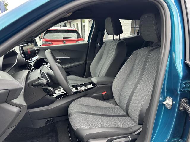 Peugeot 2008 1.2 Hybrid 145 PK Allure | Automaat Hybride | BOUWJAAR 2026 DEMO MET ¤6.000 VOORDEEL | 360 Graden Camera | Dode Hoek Detectie | Parkeersensoren V+A | Hoge Zitpositie | Climate Control | Stoelverwarming | Navigatie via Telefoon | Dakrails | Cruise Control 