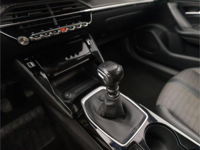 Peugeot 2008 1.2 PureTech Allure Sport (VIRTUAL COCKPIT, APPLE CARPLAY, 360 CAMERA, LEDER, KEYLESS, SPORTSTOELEN, GETINT GLAS, LM VELGEN, NIEUWSTAAT)