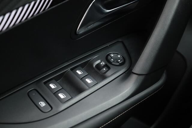 Peugeot 2008 1.2 Hybrid 145 Allure | All Seasons | Keyless | Apple CarPlay | Navi | Cruise | PDC V+A | 17''
