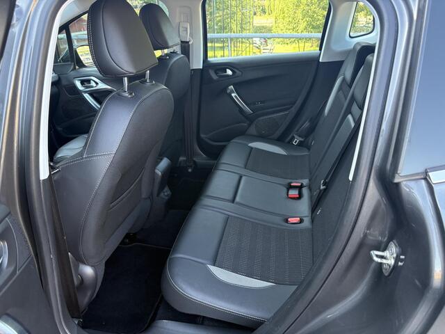 Peugeot 2008 1.2 PureTech Blue Lease Allure | Limited | Climate Control | Navigatie | Half-Leder | Trekhaak |