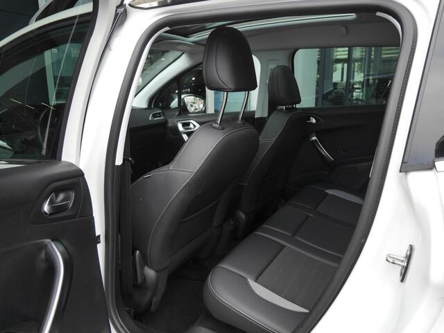 Peugeot 2008 1.2 PureTech Allure | Automaat | Panoramadak | Parkeersensoren V+A | Camera achter | Getint Glas | Navigatie | Cruisecontrol | Climate control