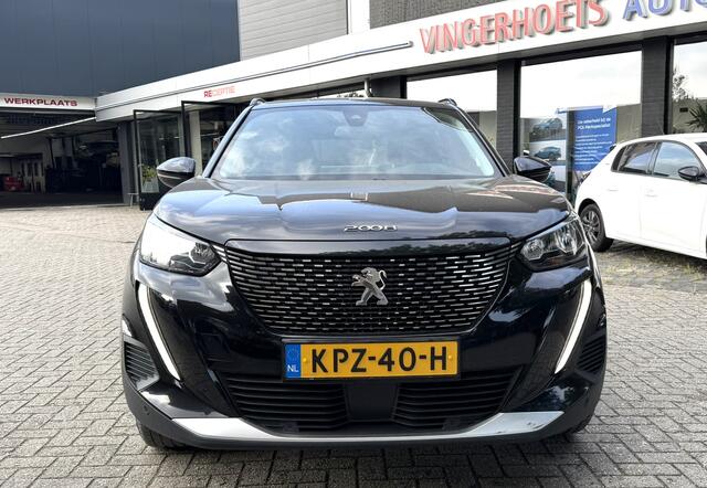 Peugeot 2008 130 Pk Automaat Benzine * Navigatie * Voor en Achter Parkeersensoren + Camera Achterzijde ! * Climate & Cruise Control * Keyless Start * Parfumeur * Vingerhoets; Vierde Generatie Eersteklas Service. Al meer dan 100 jaar een begrip in de Brabantse Kempen