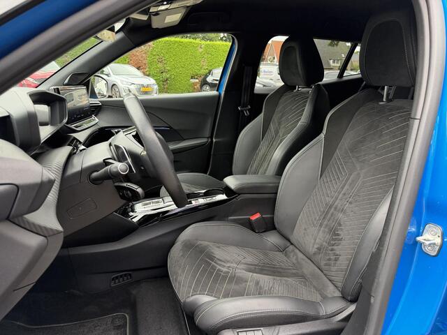 Peugeot 2008 1.2 Hybrid 145 PK GT | 1e Eigenaarsauto nieuw door Thalen geleverd | Alcantara Interieurpakket | Navigatie | 360 Graden Camera | 18" Lichtmetalen Velgen | Stoelverwarming | Full LED Verlichting | Dode Hoek Detectie | Cruise Control | DAB+ Radio | Keyless 