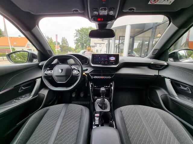 Peugeot 2008 1.2i Allure 131pk | 2025 | Premium kleur | Leder | Fabr. gar. | Zeer nette staat!