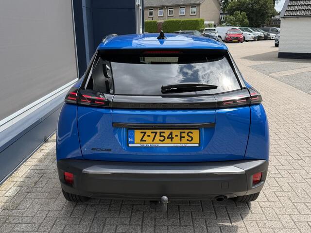 Peugeot 2008 1.2 Turbo 100 PK Allure | Facelift Model | Trekhaak 1200KG | Navigatie | LED Verlichting | Cruise Control | Hoge Zitpositie | Parkeersensoren Voor en Achter | DAB | Digitaal Dashboard | Half Lederen stoelen | Lichtmetalen Velgen 17 inch |
