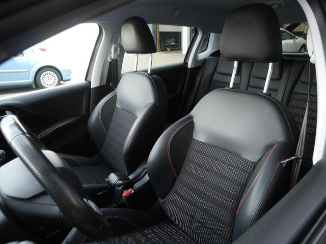 Peugeot 2008 1.2 PureTech GT-line | 110PK | Trekhaak | Achteruitrijcamera | 17 inch lichtmetalen velgen | Apple carplay/Andriod auto | Dakrails | Climate control | Cruise control