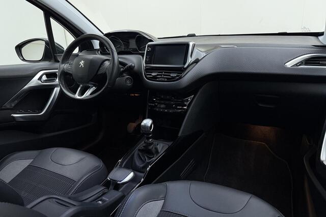 Peugeot 2008 1.2 PureTech Blue Lease Allure | Trekhaak | Navigatie pakket | Climate control | Panorama dak | Weinig kms !! | 130 pk | Li-metalen wielen | Camera achter |