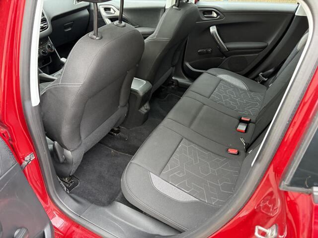 Peugeot 2008 1.2 PureTech Blue Lion / NAVI / CRUISE / PANORAMADAK / AIRCO / TREKHAAK