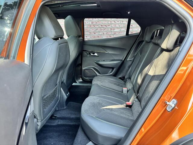 Peugeot 2008 GT Pack 1.2 Turbo 130pk | SCHUIF/KANTELDAK | DODEHOEKBEW. | ALCANTARA/LEDER | KEYLESS ENTRY | CAMERA | NAVI | ADAPTIVE CRUISE