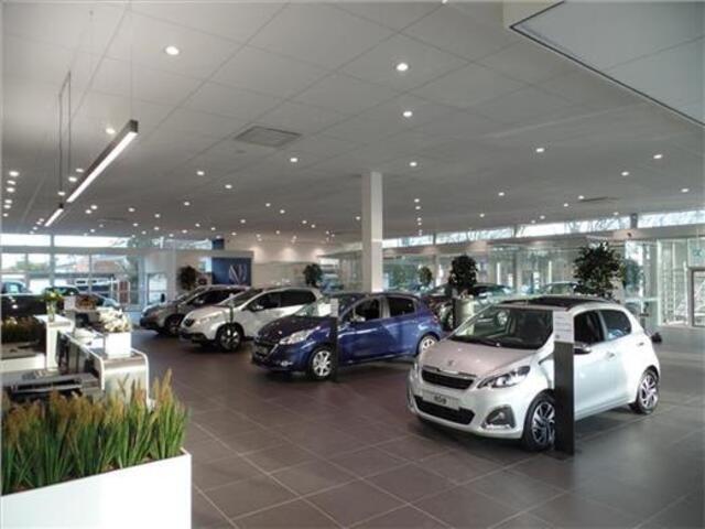 Peugeot 2008 1.2 PureTech Allure | Navigatie | Parkeersensoren | Climate control
