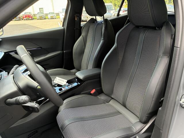 Peugeot 2008 1.2 Hybrid 145pk GT | Automaat | Dode hoekbewaking | Rondom zicht camera | Navigatie full map | 17 inch LichtMetaal