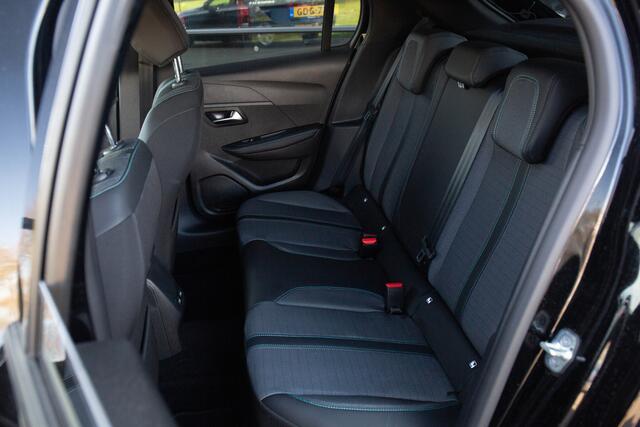 Peugeot 208 1.2 PureTech Allure Pack , Adap. cruise, Carplay, Keyless entry,