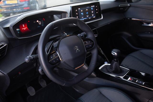 Peugeot 208 1.2 PureTech Allure Pack , Adap. cruise, Carplay, Keyless entry,