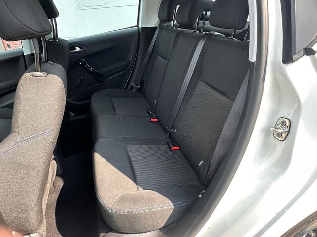 Peugeot 208 1.2 PureTech Signature AUTOMAAT | CARPLAY | AIRCO | 2DE PINKSTERDAG GEOPEND VAN 10:00 UUR T/M 17:00 UUR