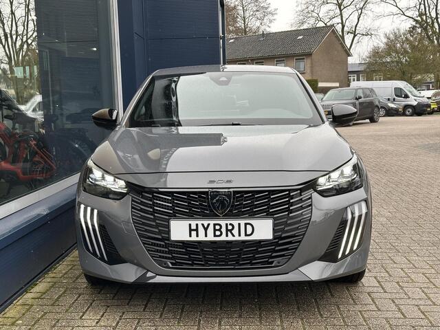 Peugeot 208 1.2 Hybrid 145 e-DCS6 GT | Bouwjaar 2025 | Full LED Verlichting | Navigatie | 360 Camera | Dodehoek detectie | Parkeersensoren | Cruise Control | Keyless Entry | Dakspoiler | DAB+ Radio | Digitaal Dashboard | Apple Carplay Draadloos | Sportieve GT Uitvoer