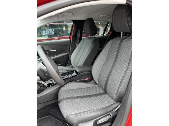 Peugeot 208 1.2 Turbo 100 PK Allure | ¤ 4200 DEMO korting | Nieuwste Model | 2025 Auto | Stoelverwarming | Navigatie via Telefoon | LED Verlichting | Parkeersensoren | Privacy Glas | Half Lederen Bekleding | Lichtmetalen Velgen |