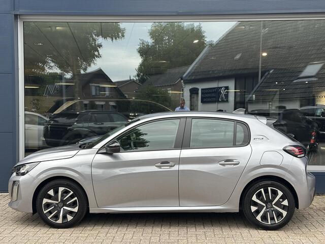 Peugeot 208 1.2 Style | Ruim ¤ 4.000 DEMO Voordeel | Navigatie | Private Lease Vanaf ¤ 359 P/M ! | LED Verlichting | Cruise Control | Airco | Parkeersensoren | Draadloos Apple Carplay & Android Auto | Leren Stuurwiel |