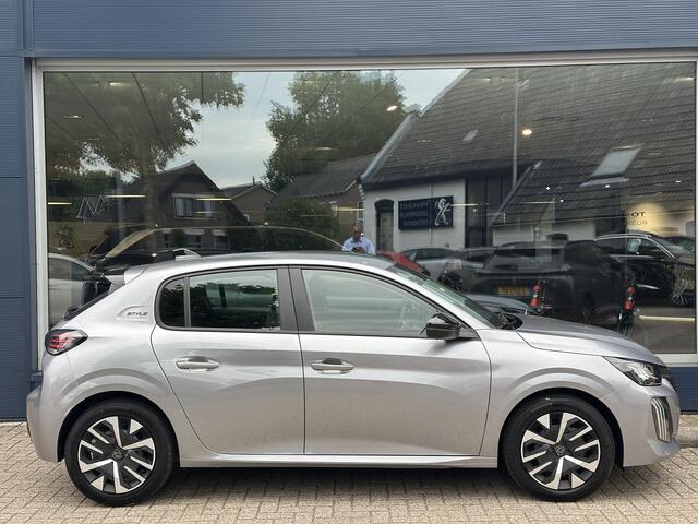 Peugeot 208 1.2 Style | Ruim ¤ 4.000 DEMO Voordeel | Navigatie | Private Lease Vanaf ¤ 359 P/M ! | LED Verlichting | Cruise Control | Airco | Parkeersensoren | Draadloos Apple Carplay & Android Auto | Leren Stuurwiel |