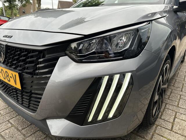 Peugeot 208 1.2 Style | Ruim ¤ 4.000 DEMO Voordeel | Navigatie | Private Lease Vanaf ¤ 359 P/M ! | LED Verlichting | Cruise Control | Airco | Parkeersensoren | Draadloos Apple Carplay & Android Auto | Leren Stuurwiel |