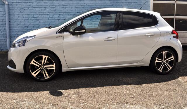 Peugeot 208 1.2 GT-Aut. Pano Nav pdc+cam 1/2leer