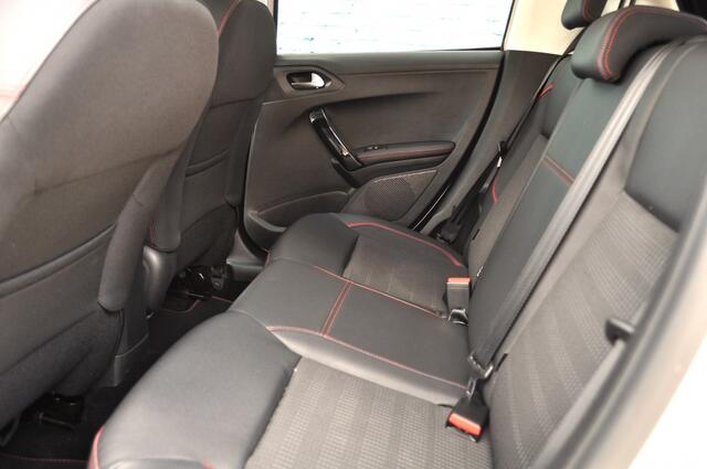 Peugeot 208 1.2 GT-Aut. Pano Nav pdc+cam 1/2leer