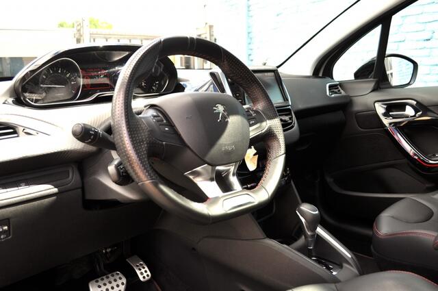 Peugeot 208 1.2 GT-Aut. Pano Nav pdc+cam 1/2leer