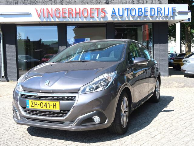 Peugeot 208 110 Pk Benzine * AUTOMAAT * Signature * Navigatie * Trekhaak * Cruise Control * Ook Apple Car Play / Android Auto * L.M. Velgen * Armsteun * Parkeersensoren * Vingerhoets; Vierde Generatie Eersteklas Service !