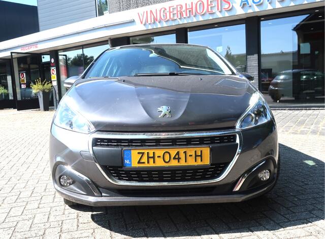 Peugeot 208 110 Pk Benzine * AUTOMAAT * Signature * Navigatie * Trekhaak * Cruise Control * Ook Apple Car Play / Android Auto * L.M. Velgen * Armsteun * Parkeersensoren * Vingerhoets; Vierde Generatie Eersteklas Service !