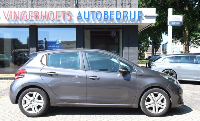 Peugeot 208 110 Pk Benzine * AUTOMAAT * Signature * Navigatie * Trekhaak * Cruise Control * Ook Apple Car Play / Android Auto * L.M. Velgen * Armsteun * Parkeersensoren * Vingerhoets; Vierde Generatie Eersteklas Service !