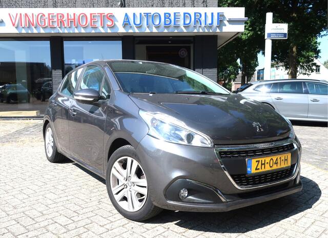 Peugeot 208 110 Pk Benzine * AUTOMAAT * Signature * Navigatie * Trekhaak * Cruise Control * Ook Apple Car Play / Android Auto * L.M. Velgen * Armsteun * Parkeersensoren * Vingerhoets; Vierde Generatie Eersteklas Service !