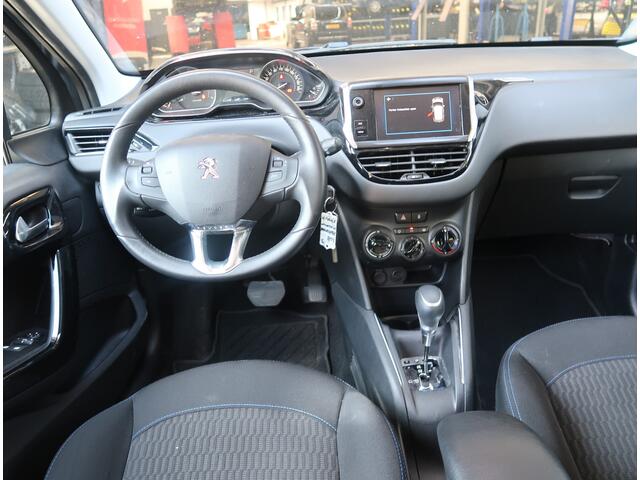 Peugeot 208 110 Pk Benzine * AUTOMAAT * Signature * Navigatie * Trekhaak * Cruise Control * Ook Apple Car Play / Android Auto * L.M. Velgen * Armsteun * Parkeersensoren * Vingerhoets; Vierde Generatie Eersteklas Service !