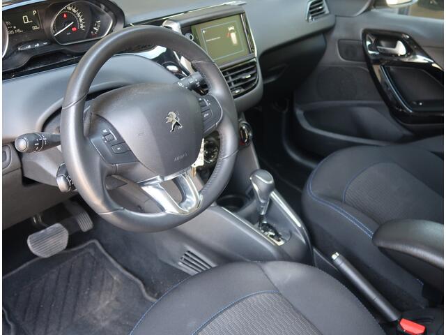 Peugeot 208 110 Pk Benzine * AUTOMAAT * Signature * Navigatie * Trekhaak * Cruise Control * Ook Apple Car Play / Android Auto * L.M. Velgen * Armsteun * Parkeersensoren * Vingerhoets; Vierde Generatie Eersteklas Service !