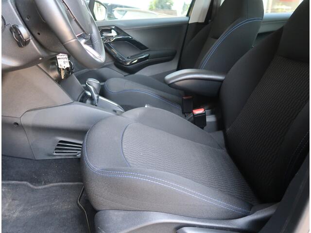 Peugeot 208 110 Pk Benzine * AUTOMAAT * Signature * Navigatie * Trekhaak * Cruise Control * Ook Apple Car Play / Android Auto * L.M. Velgen * Armsteun * Parkeersensoren * Vingerhoets; Vierde Generatie Eersteklas Service !