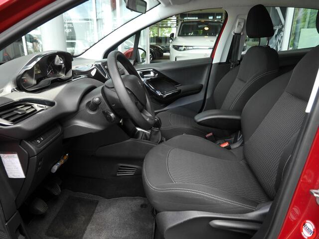 Peugeot 208 1.2 PureTech Blue Lion | Navigatie | Cruise control | Airco | Parkeersensoren achter | Electrische ramen voor | 5 deurs | Mistlampen