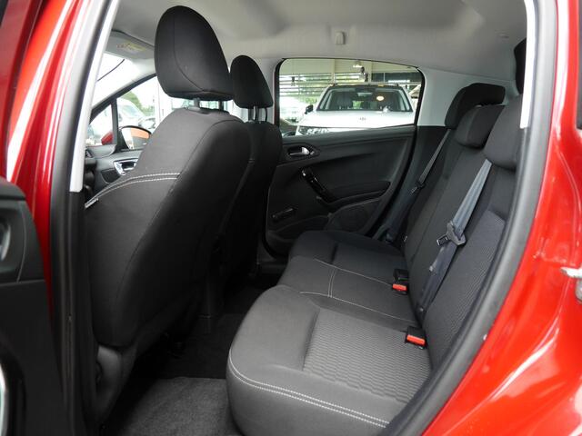 Peugeot 208 1.2 PureTech Blue Lion | Navigatie | Cruise control | Airco | Parkeersensoren achter | Electrische ramen voor | 5 deurs | Mistlampen