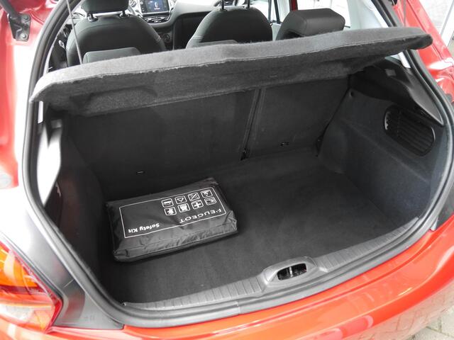 Peugeot 208 1.2 PureTech Blue Lion | Navigatie | Cruise control | Airco | Parkeersensoren achter | Electrische ramen voor | 5 deurs | Mistlampen