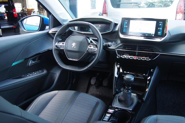 Peugeot 208 1.2 Turbo 100 PK Allure Pack | Navigatie | Camera | Parkeersensoren V+A | LED Verlichting | Dealer Onderhouden | 16" Lichtmetalen Velgen | Climate Control | Cruise Control | Half Lederen Bekleding | Keyless Start |