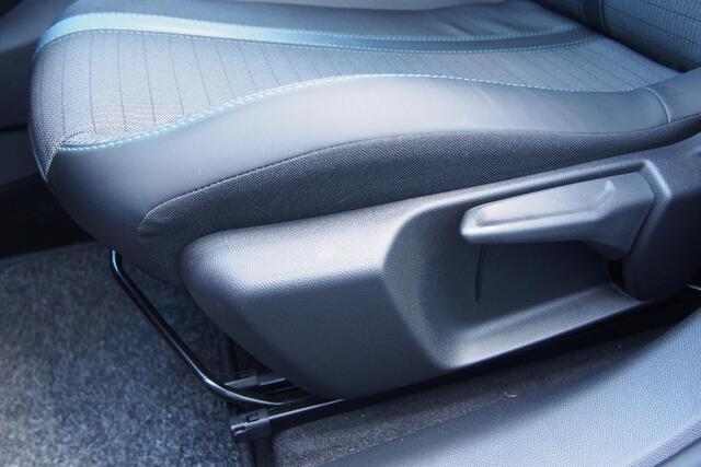 Peugeot 208 1.2 Turbo 100 PK Allure Pack | Navigatie | Camera | Parkeersensoren V+A | LED Verlichting | Dealer Onderhouden | 16" Lichtmetalen Velgen | Climate Control | Cruise Control | Half Lederen Bekleding | Keyless Start |