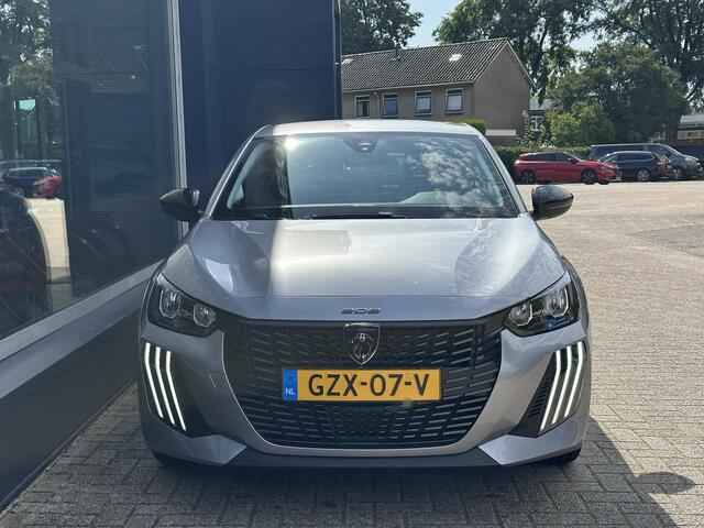 Peugeot 208 1.2 Style | Ruim ¤ 4.000 DEMO Voordeel | Navigatie | Private Lease Vanaf ¤ 359 P/M ! | LED Verlichting | Cruise Control | Airco | Parkeersensoren | Draadloos Apple Carplay & Android Auto | Leren Stuurwiel |