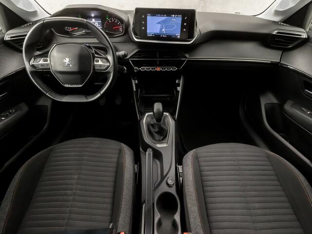 Peugeot 208 1.2 PureTech Sport (APPLE CARPLAY, GROOT NAVI, 360 CAMERA, GETINT GLAS, LM VELGEN, SPORTSTOELEN, PARKEERSENSOREN, CRUISE, NIEUWE APK, NIEUWSTAAT)