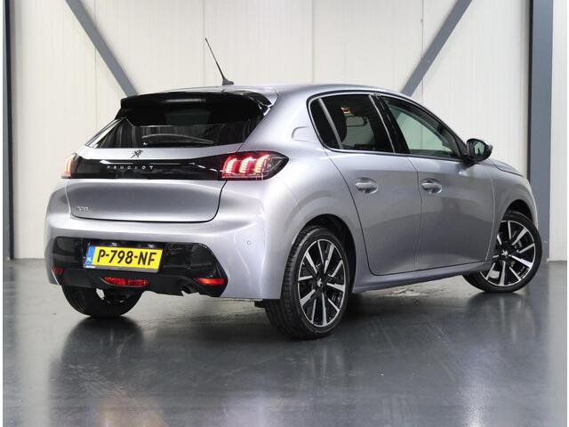 Peugeot 208 1.2 100PK Blue Lease Allure | AppleCarplay/Android Auto | Armsteun | Parkeersensoren | Trekhaak | Lederen Stuurwiel | Climate Control | Cruise Control | 17" LMV | Isofix | Privacy Glass |