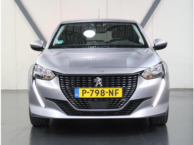 Peugeot 208 1.2 100PK Blue Lease Allure | AppleCarplay/Android Auto | Armsteun | Parkeersensoren | Trekhaak | Lederen Stuurwiel | Climate Control | Cruise Control | 17" LMV | Isofix | Privacy Glass |