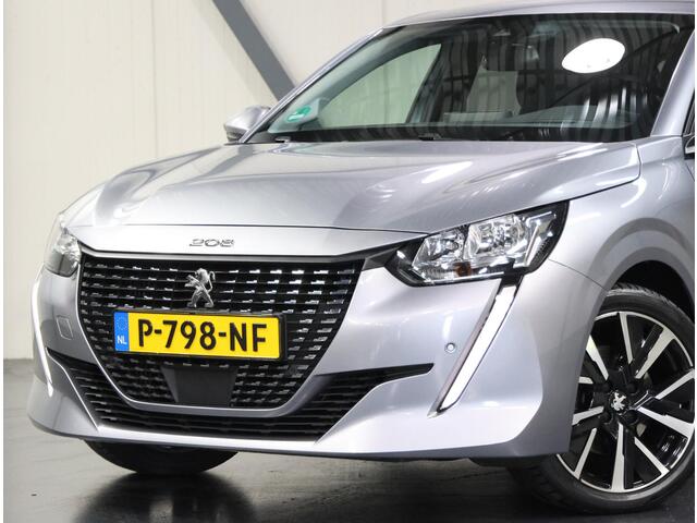 Peugeot 208 1.2 100PK Blue Lease Allure | AppleCarplay/Android Auto | Armsteun | Parkeersensoren | Trekhaak | Lederen Stuurwiel | Climate Control | Cruise Control | 17" LMV | Isofix | Privacy Glass |