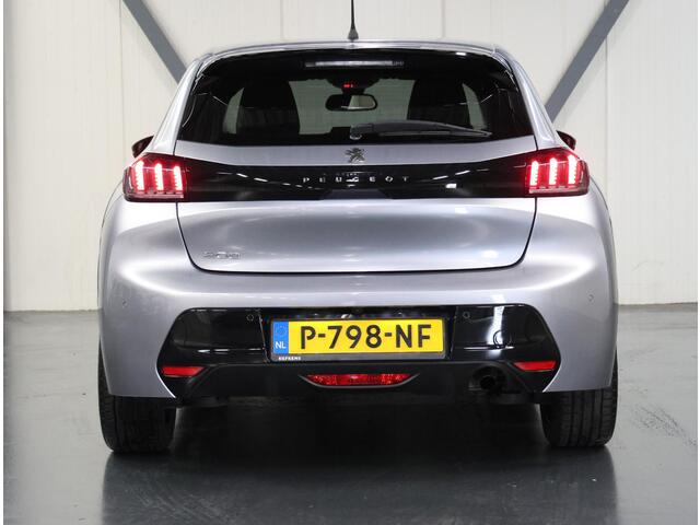 Peugeot 208 1.2 100PK Blue Lease Allure | AppleCarplay/Android Auto | Armsteun | Parkeersensoren | Trekhaak | Lederen Stuurwiel | Climate Control | Cruise Control | 17" LMV | Isofix | Privacy Glass |
