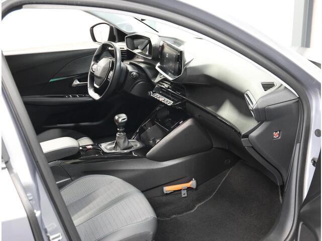 Peugeot 208 1.2 100PK Blue Lease Allure | AppleCarplay/Android Auto | Armsteun | Parkeersensoren | Trekhaak | Lederen Stuurwiel | Climate Control | Cruise Control | 17" LMV | Isofix | Privacy Glass |