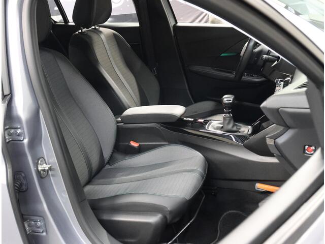 Peugeot 208 1.2 100PK Blue Lease Allure | AppleCarplay/Android Auto | Armsteun | Parkeersensoren | Trekhaak | Lederen Stuurwiel | Climate Control | Cruise Control | 17" LMV | Isofix | Privacy Glass |
